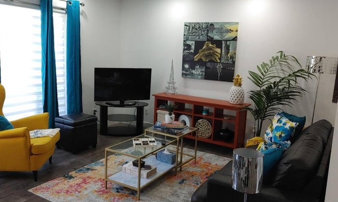 North Central Edmonton Apartment | Gorgeous Penthouse with Balcony, Free Parking and WiFi
