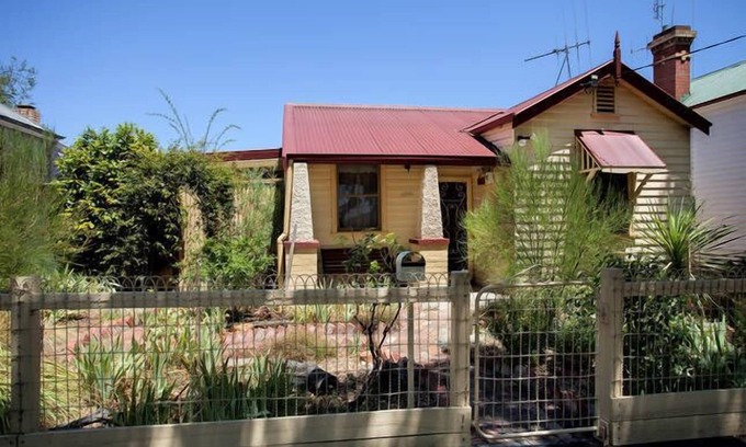 Bendigo House | Gorgeous, pet friendly, family sized cottage in the perfect location.