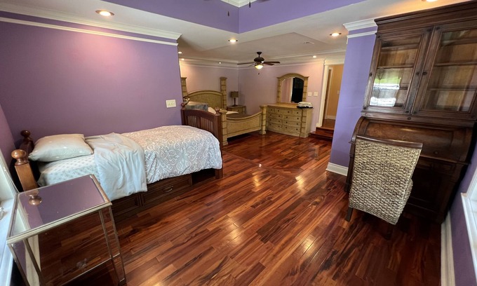 Lebanon House | Gorgeous Private Home Near Amusement Park and Shopping!