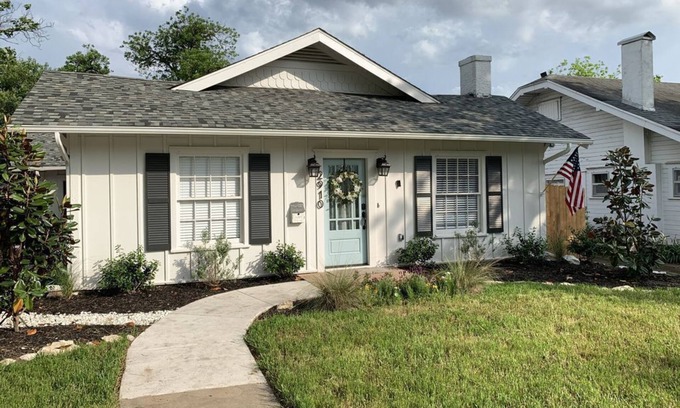 Brookview House | GORGEOUS REMODELED FIX UP! HOME THEATER! 8 MIN TO BAYLOR AND THE SILOS!