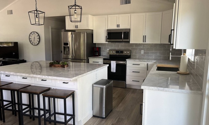 Broaddus House | Gorgeous remodeled Lakehouse - walk across street to lake!