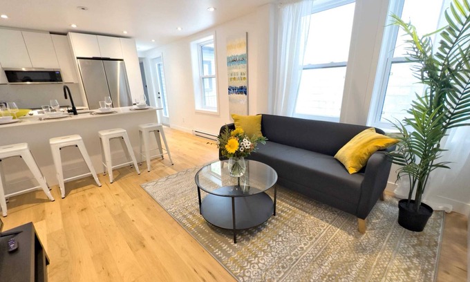 Sainte-Marie Apartment | Gorgeous Renovated 3 BedR Downtown 2mins to Metro!