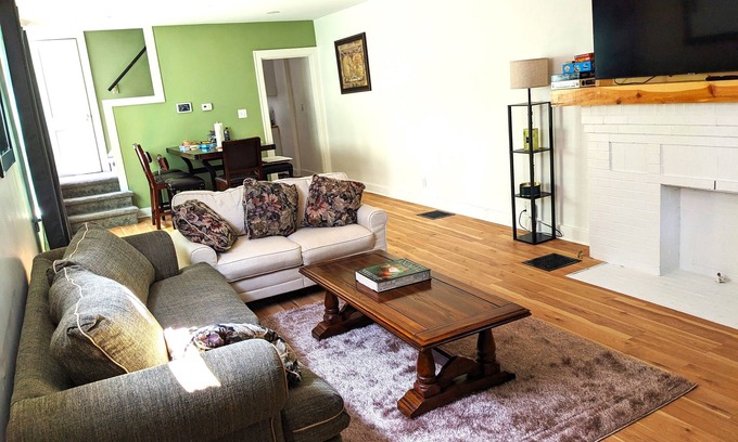 Old North Columbus House | Gorgeous Renovated Townhouse in the Heart of the City. 2 Mi. to OSU and Downtown