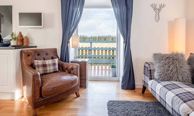 Ladybank Cottage | Gorgeous, romantic countryside bothy in courtyard with hot tub