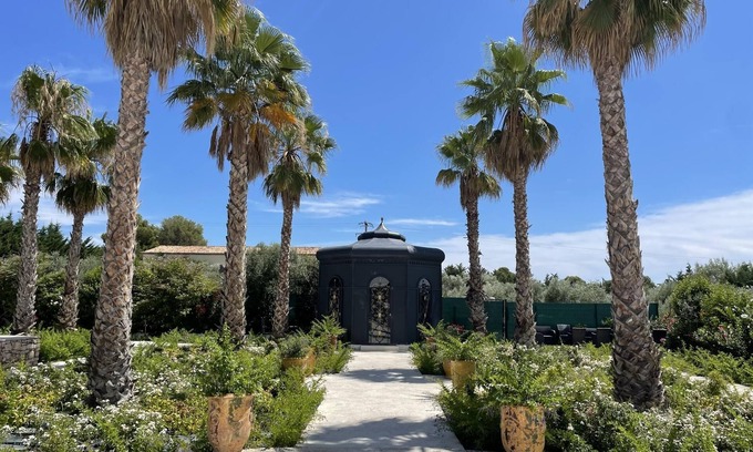 Aix-en-Provence House | gorgeous room.marble bathroom.vue.pool.palmgroove