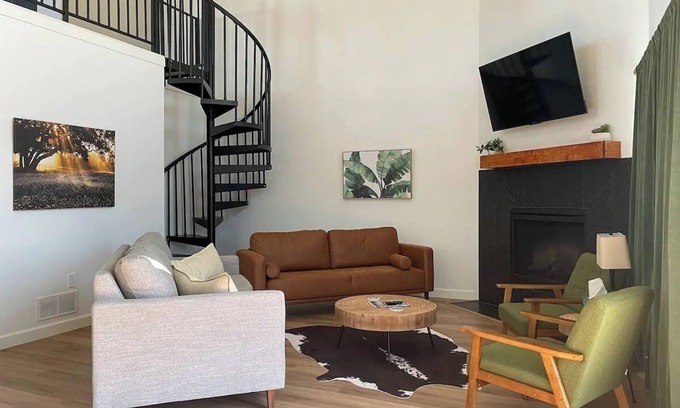 Llano County House | Gorgeous, Secluded Hill Country Escape Near River + Game room!
