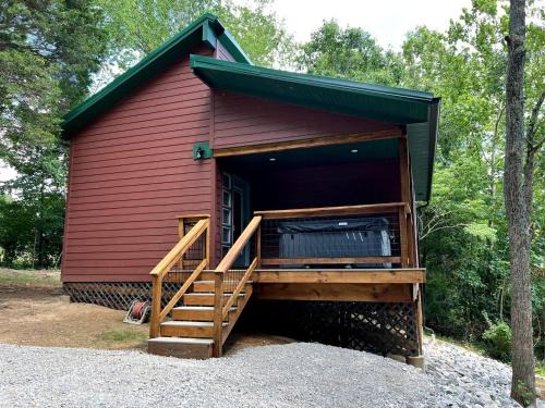 Carbondale House | Gorgeous Secluded Wooden Cabin in Carbondale, Illinois