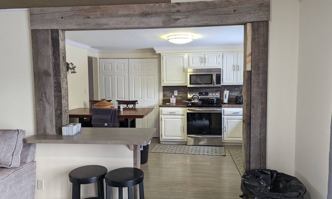 East Haven  Rutland County House | Gorgeous ski chalet just 14 mi to Killington pet friendly hot tub