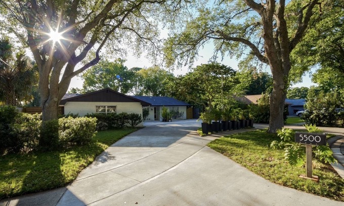 Fairview Shores House | Gorgeous, spacious Mid Century Sanctuary in the heart of Orlando, Florida