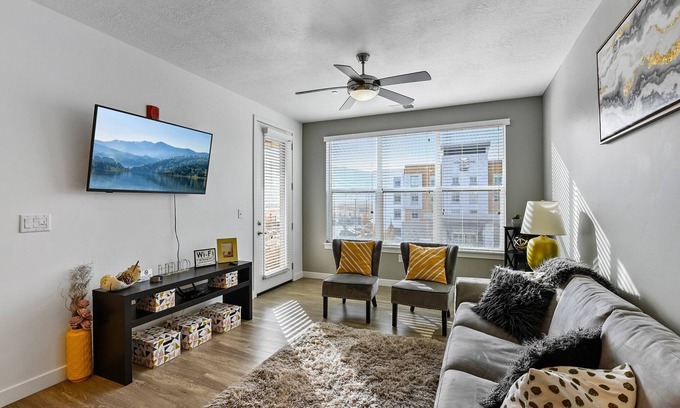 Draper House | Gorgeous Stay-Stocked Kitchen-HotTub-Gym-Wifi