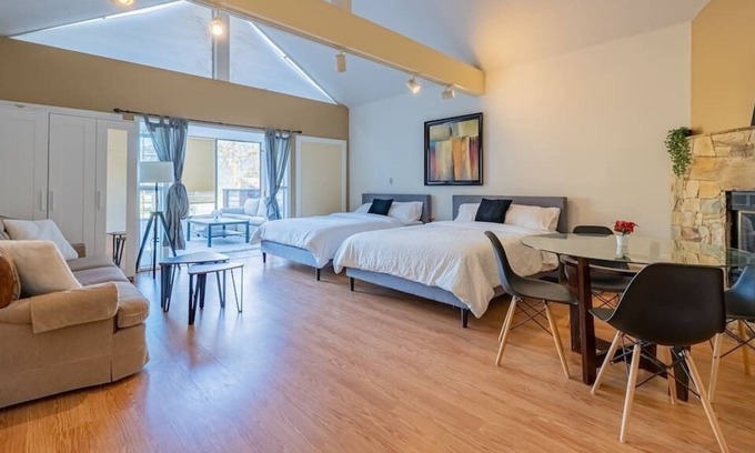 Horseshoe Bay Apartment | Gorgeous Suite Steps to Horseshoe Bay Ferry