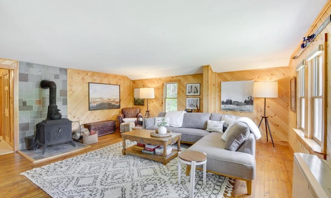 Hanover House | Gorgeous Sunday River Cabin with Saltwater Hot Tub!