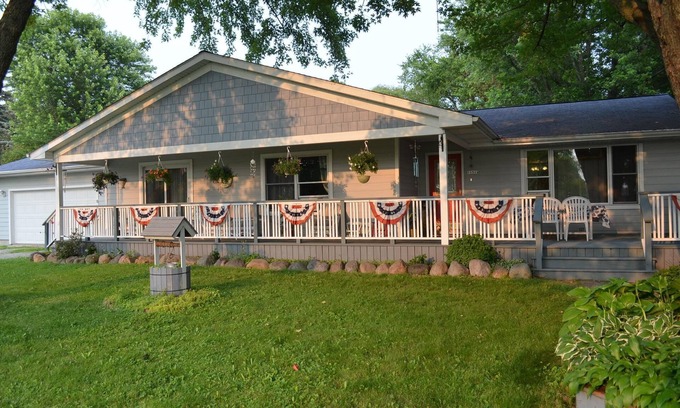 Richmond Bed & Breakfast | Gorgeous, Sunset Lake Views Over Lake Elizabeth