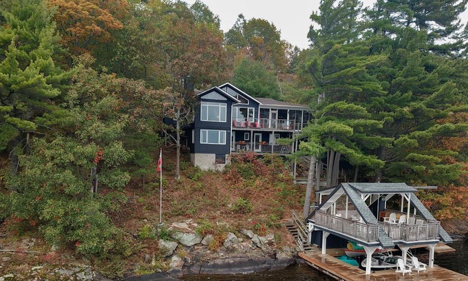 Bracebridge Cottage | Gorgeous sunsets on Lake Muskoka shoreline, 5 minutes from Bracebridge