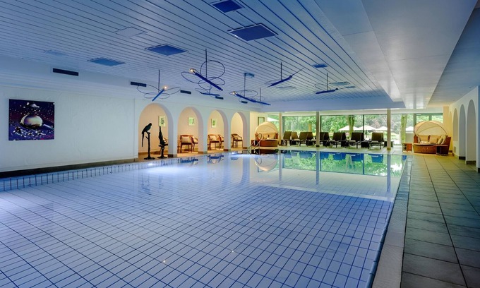 Ootmarsum Hotel | Gorgeous Twente Garden-View Room for Your Peaceful Stay - w/Private Sun Terrace