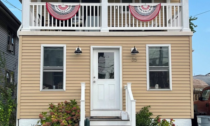 Gardens House | GORGEOUS UPSTAIRS, 2 FLR, 4 BR, 2 BA CONDO IN RELAXING GARDENS! DECK & BACKYARD