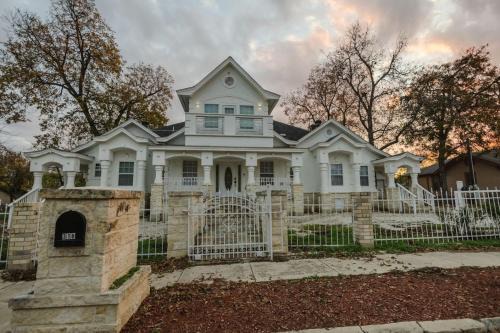 Southside House | Gorgeous Victorian with Games