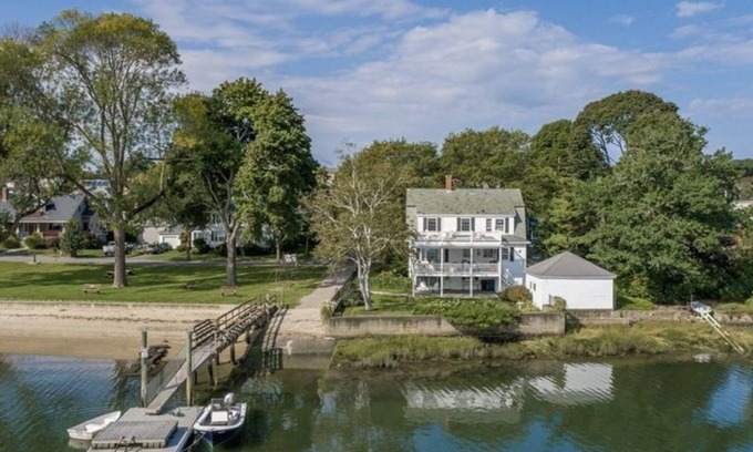 Salem House | Gorgeous Views - Private Beachfront