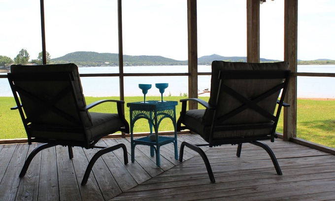 Graford House | Gorgeous views! Renovated waterfront. Cozy retreat. Super clean!