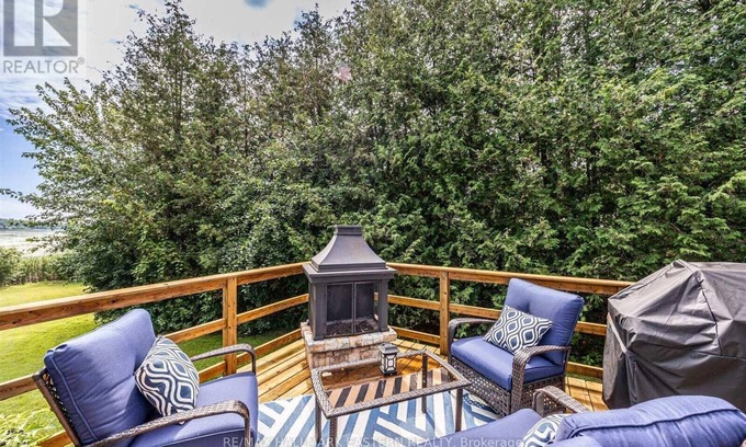 Kawartha Lakes House | Gorgeous Waterfront Pigeon Lake Cottage 15mins from Bobcaygeon