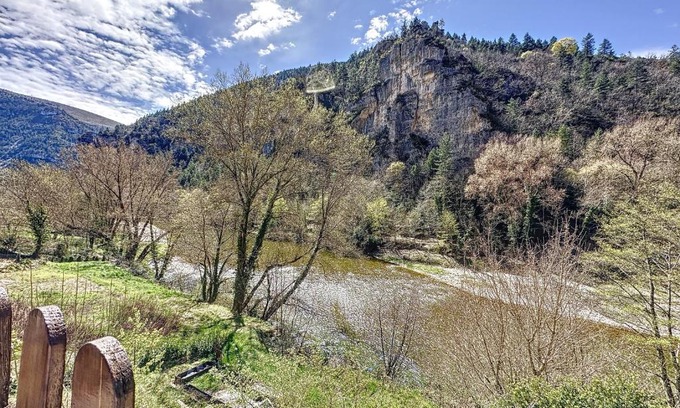 Saint-Chely-du-Tarn Apartment | Gorges du Tarn - Maisonnette à flanc de falaise