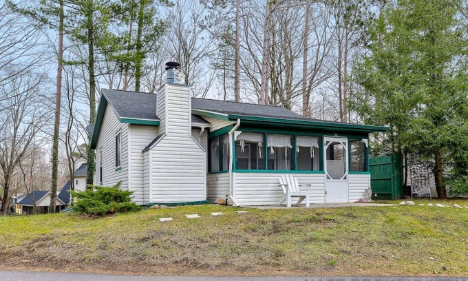 Saugatuck Cabin | Goshorn Lake Resort Cottage #6 Saugatuck, MI