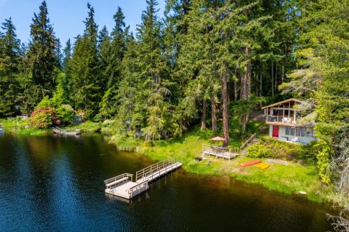 Langley House | Goss Lake Getaway by AvantStay Lakefront Escape