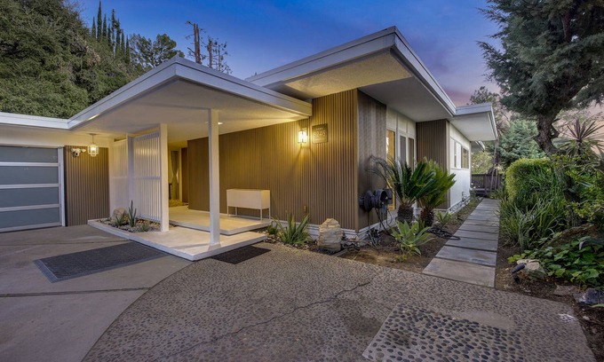 La Canada Flintridge House | Gould Getaway Spacious Backyard Oasis in LA Canada