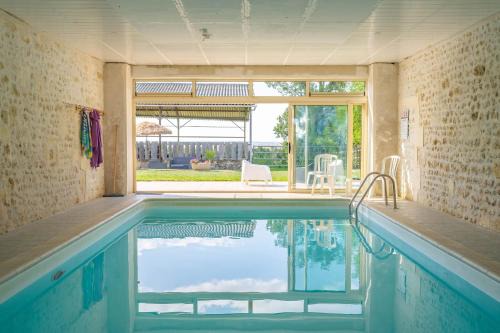 La Gripperie-Saint-Symphorien House | Grand gite 16 personnes