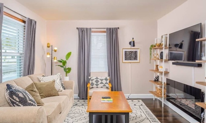 Appleton House | -Graceland Getaway - sleeps 6