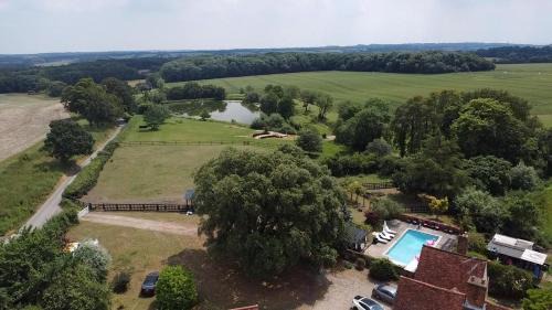 North Weald House | Grade II Listed Farmhouse, Pool, Hot Tub, Games Room, Celebration Hall, Car Park, 10ppl, 45 min from Central London