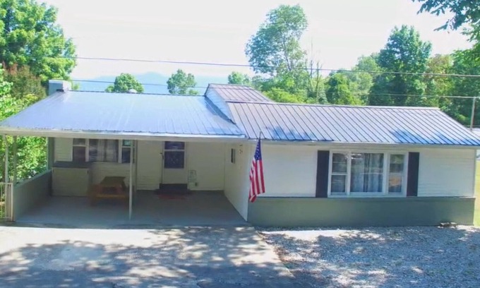 La Follette House | Graham’s Getaway- spacious vacation home close to Powell Valley Marina