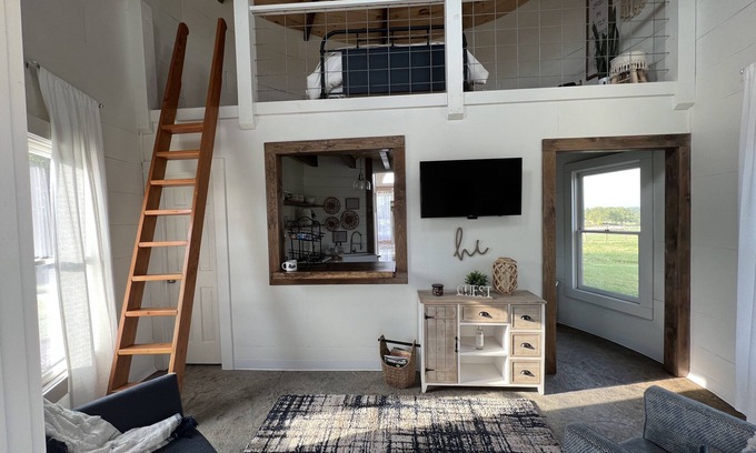 Red Boiling Springs Cottage | Grain Bin Farmhouse with Loft Bedroom