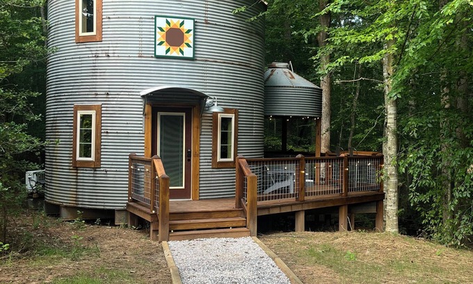 Shelby Apartment | Grain Bin Silo Tiny House with 1 bedroom, WiFi, AC and hot tub in Shelby
