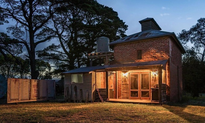Moutajup House | Grampians Historic Tobacco Kiln = unique accommodation