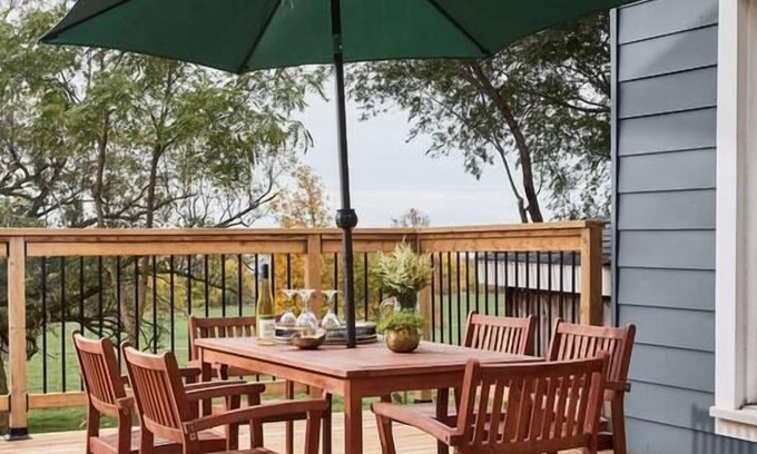 Waupoos House | Gran Roble in Beautiful Waupoos