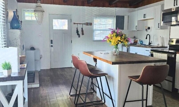 Sunrise Beach House | 🌾 Granary House – Lakefront Bliss on Sunrise Beach