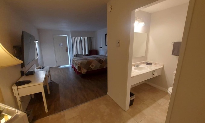 Grand Forks Hotel | Granby River Inn Suites
