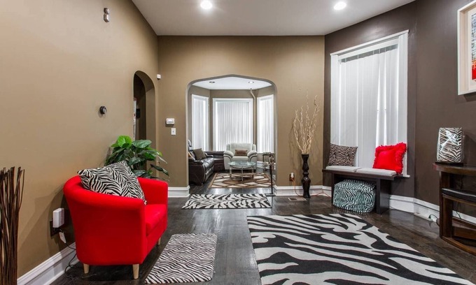 Woodlawn House | Grand 2 bedroom Greystone near UofC 300MBPS