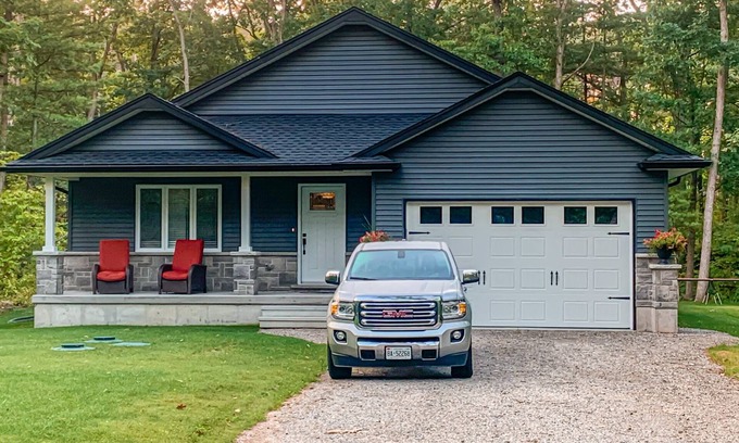 Grand Bend Cottage | Grand Bend Getaway Cottage | Hot Tub & Relax by the Beach | 6Bed+3Bath