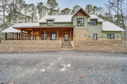 Broken Bow House | Grand Broken Bow Cabin with Hot Tub and Spacious Deck!