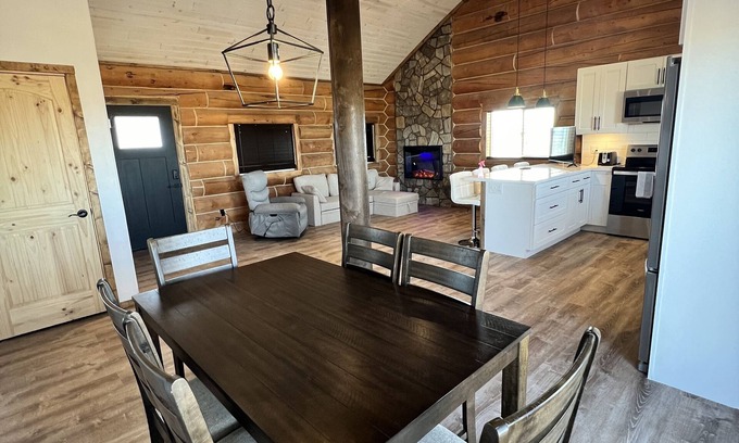 Valle Cabin | Grand Canyon Cozy Log Home with Hot Tub