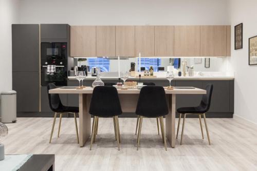 Leeds City Center Apartment | Grand Central Apartments - Perfect for Families - Contractors - Professionals