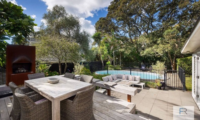 Auckland House | Grand Character Villa in Meadowbank