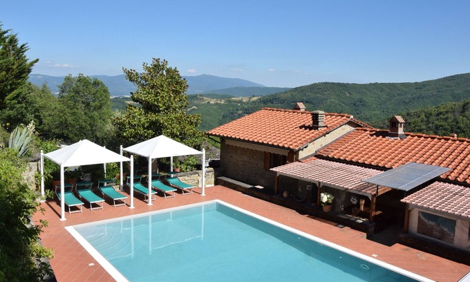 Poppi House | grand, comfortable holiday house in private setting with pool
