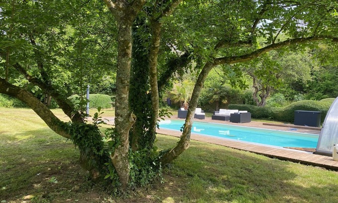 Ploneour-Lanvern Cottage | Grand Cottage-Near Benodet-Heated Pool