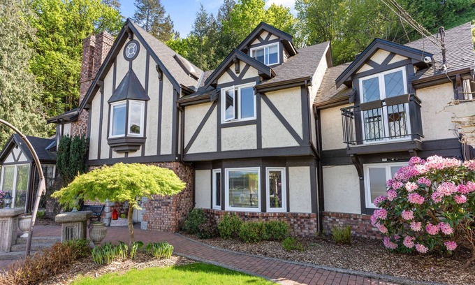 Chilliwack House | Grand English Style Home
