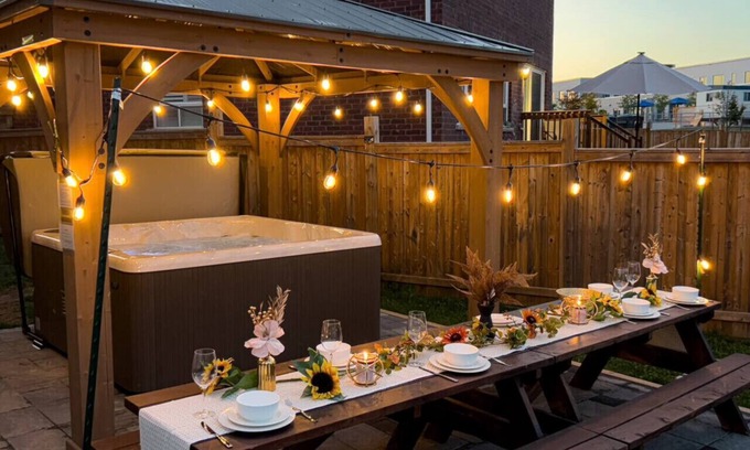 Durham Region Apartment | Grand family retreat w/7 BR, Pool Table & Hot Tub