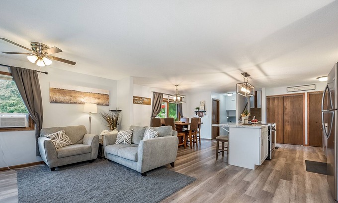 Grand Rapids House | || Grand Getaway || PET FRIENDLY! {New Listing}