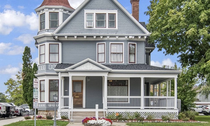 Springfield House | Grand Historic Retreat | Walk to Capitol & Attractions | Timeless Elegance